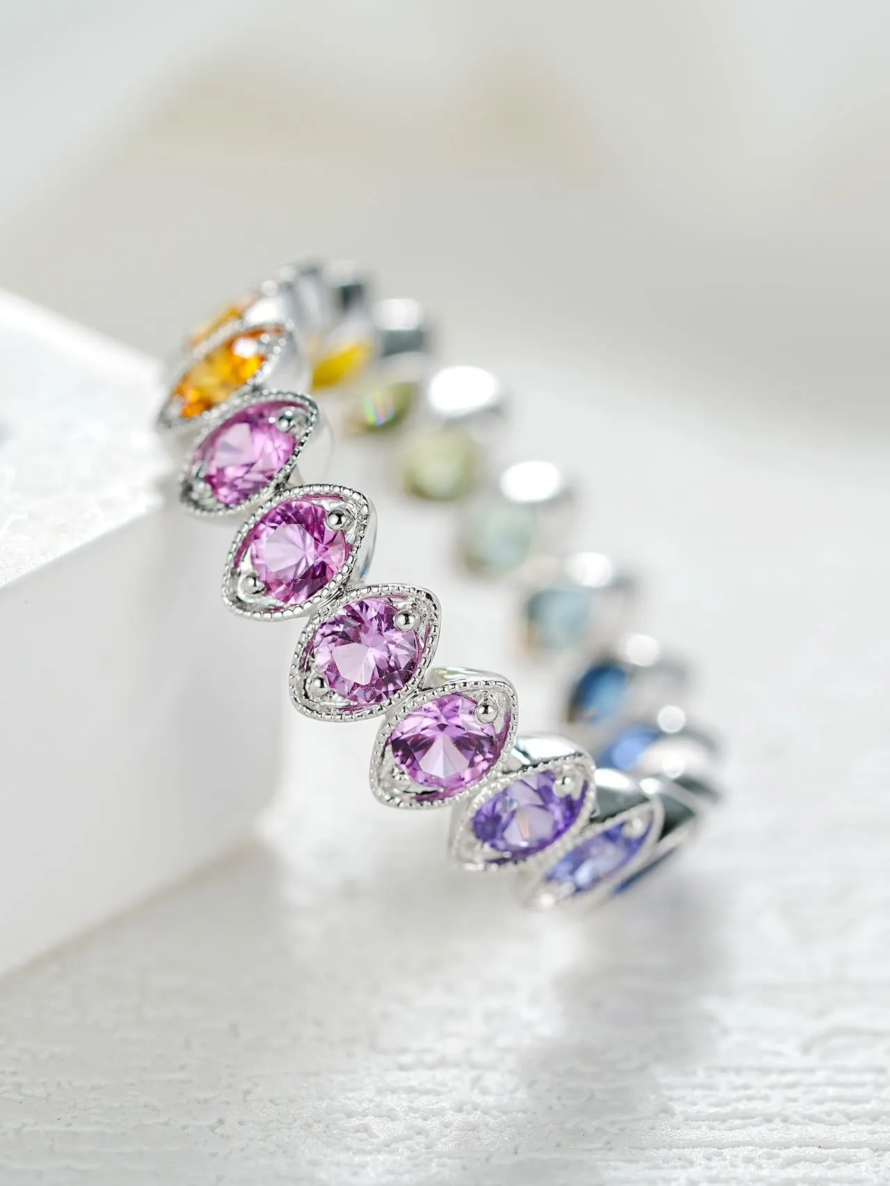 18K Gold Round Cut Gradient Ring