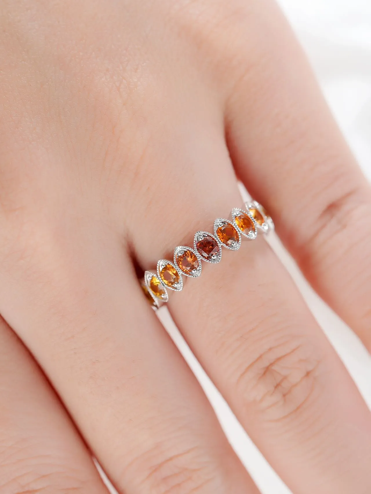 18K Gold Round Cut Gradient Ring