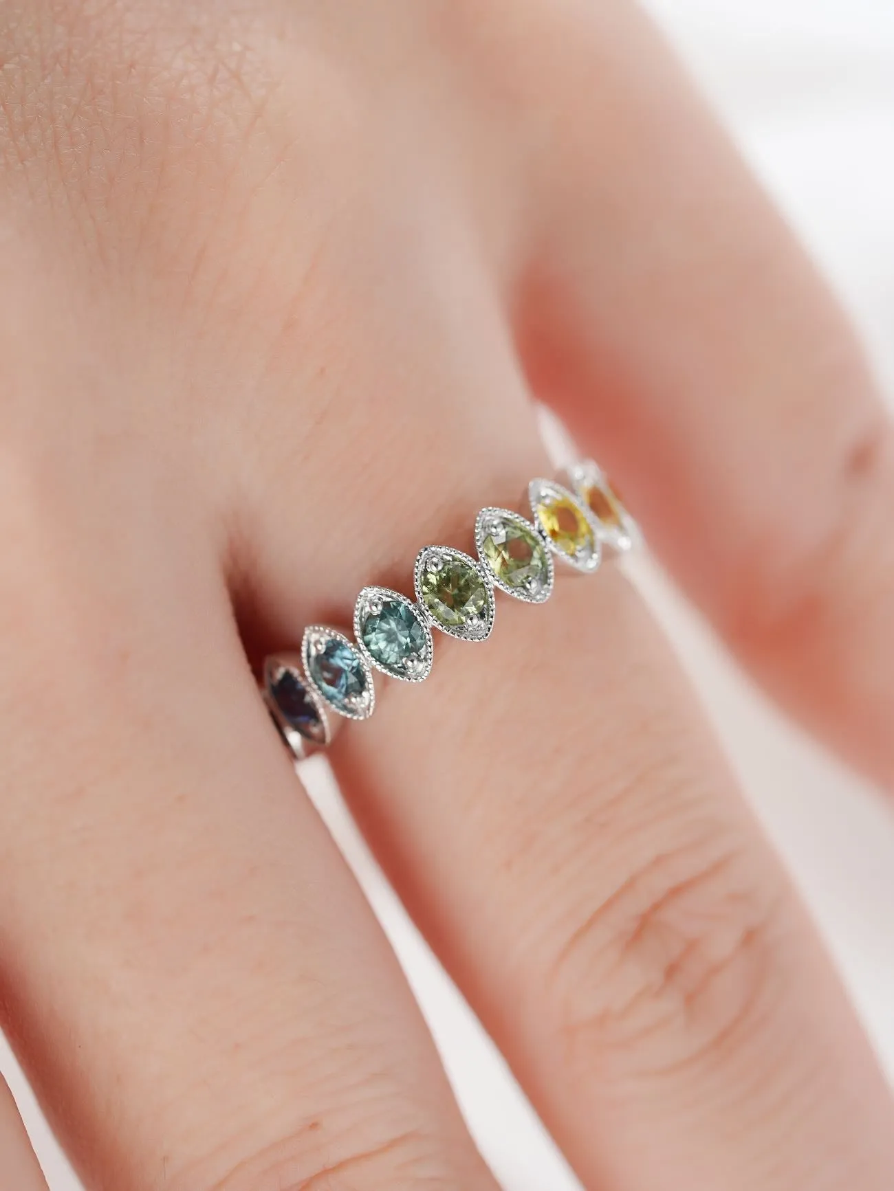 18K Gold Round Cut Gradient Ring