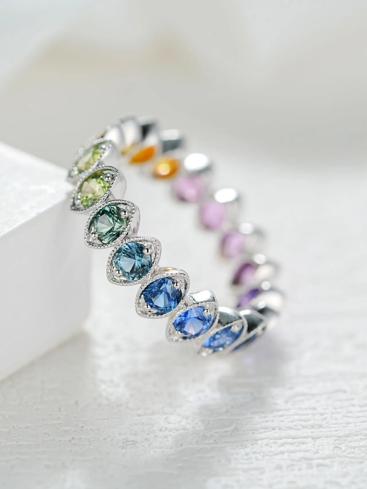 18K Gold Round Cut Gradient Ring