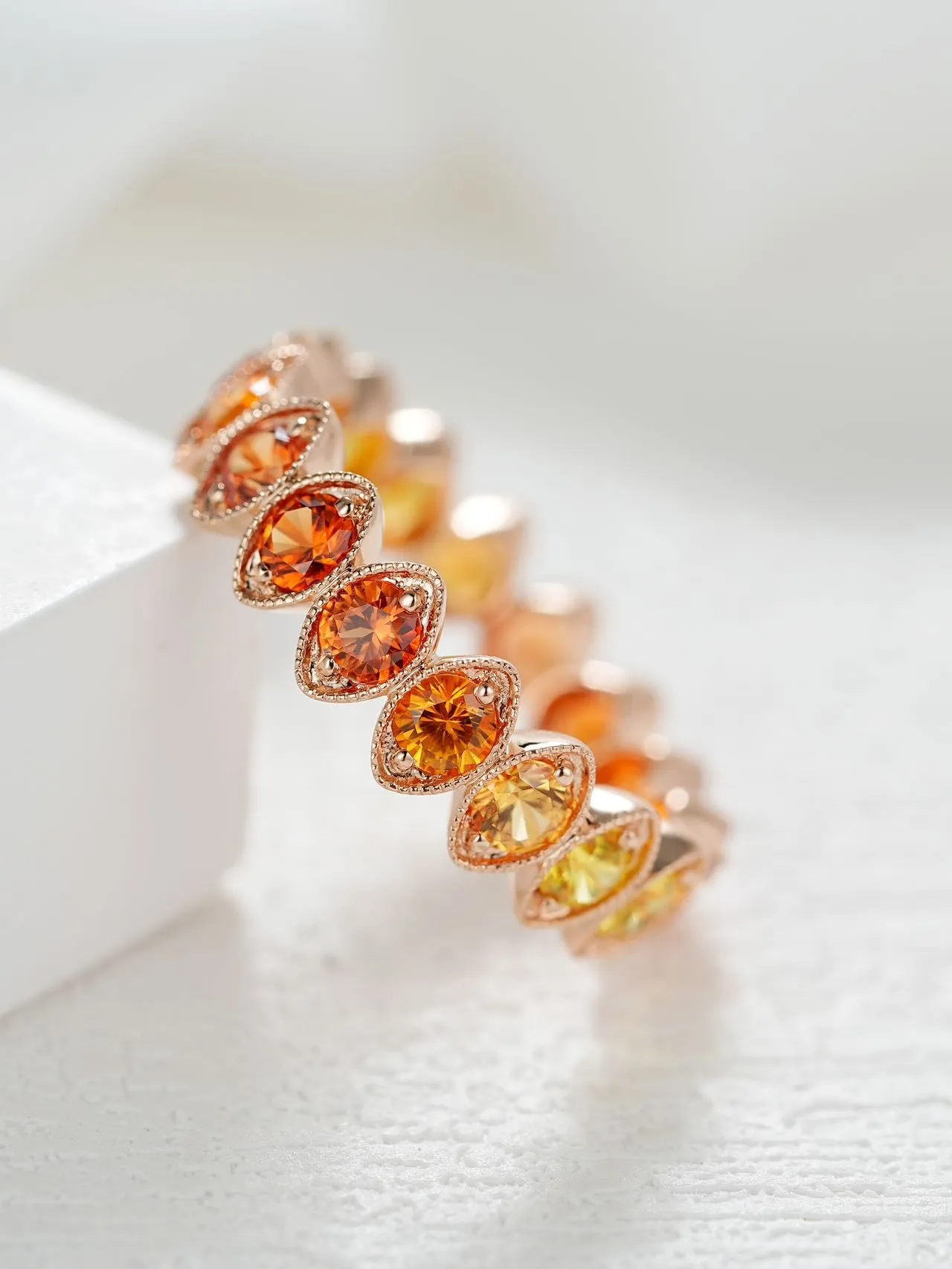 18K Gold Round Cut Gradient Ring
