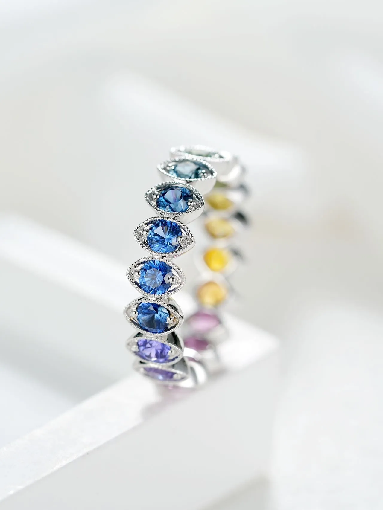 18K Gold Round Cut Gradient Ring