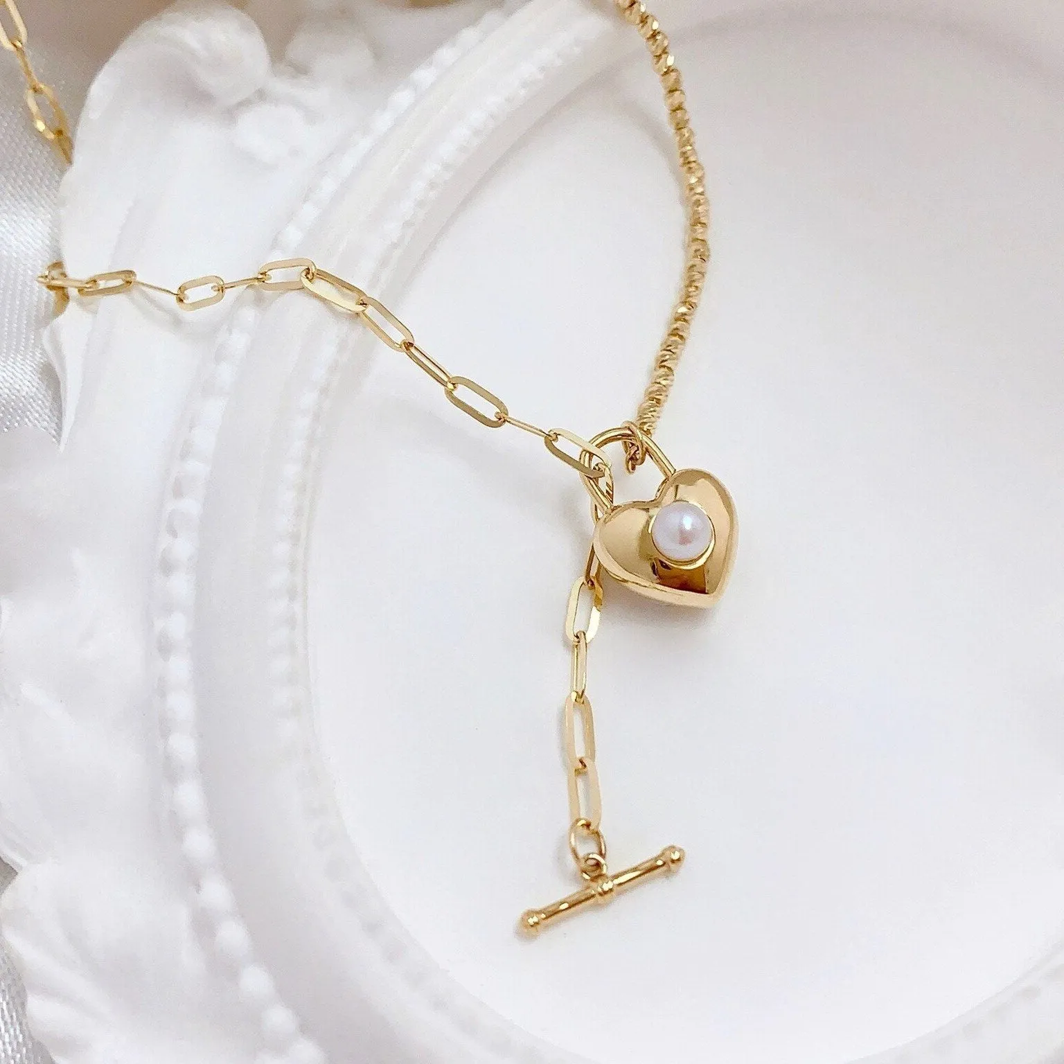 18k Yellow Gold Classic Charm Freshwater Pearl Necklace