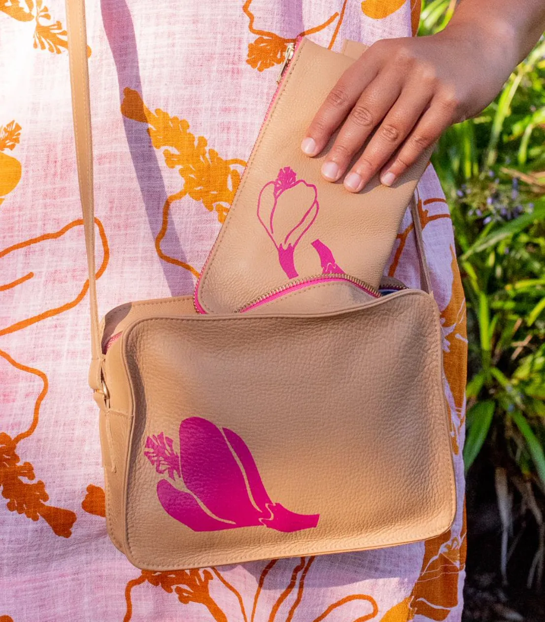 Kaʻilihiwa | Leather wallet - Pua aloalo - camel - *ASF*