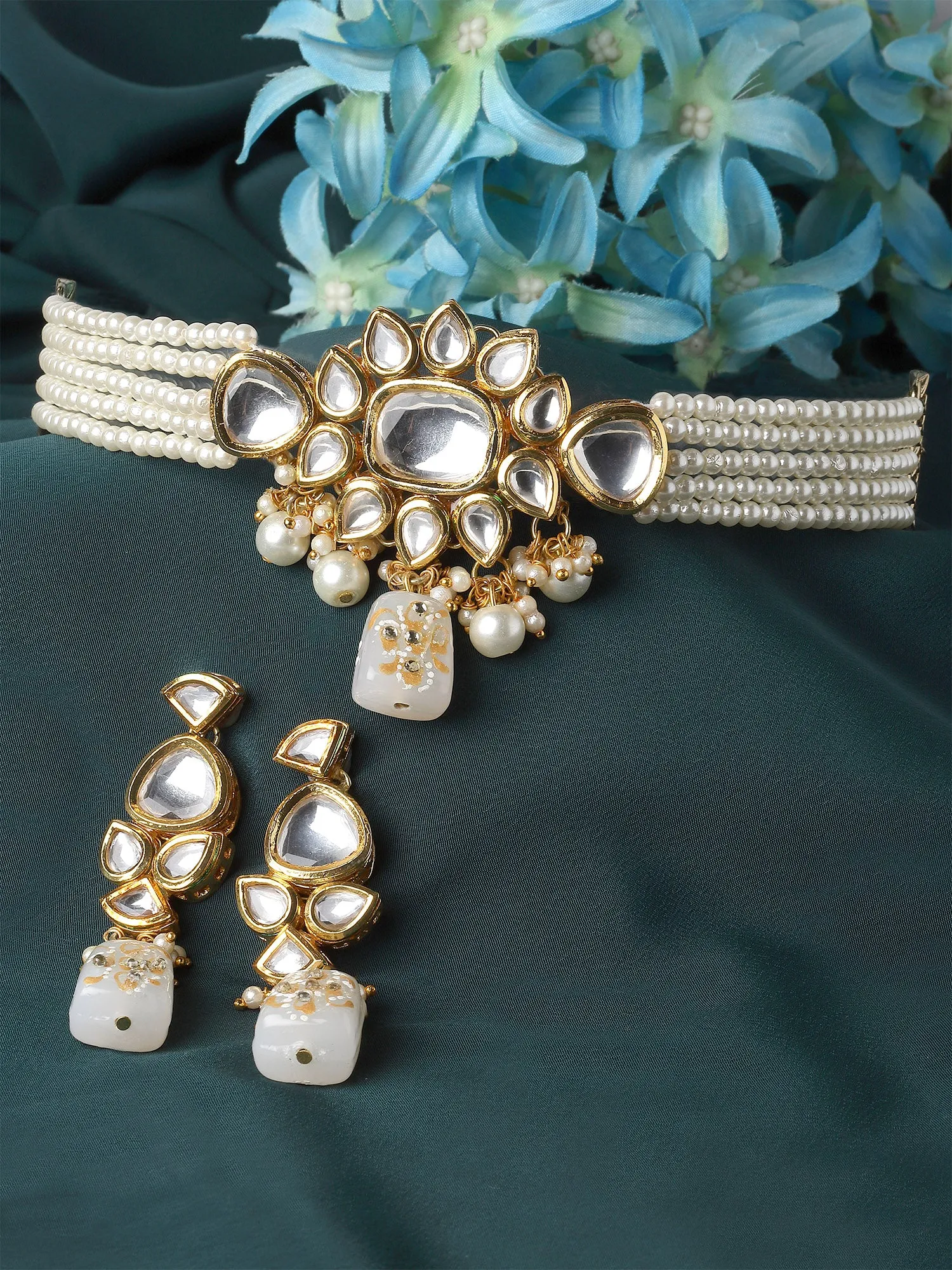 Karatcart White Tumble and Pearl Studded Polki Kundan Choker Necklace Set for Women